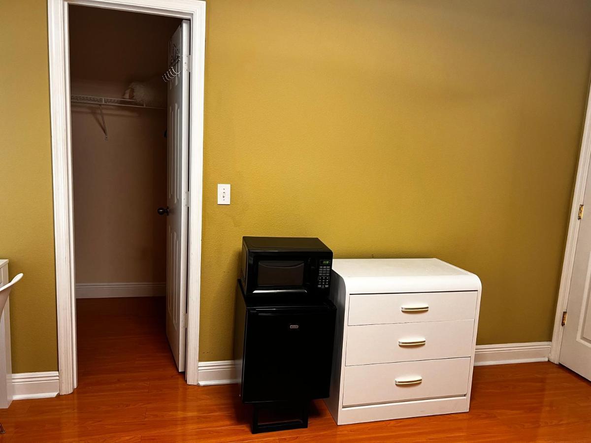Spotless Guest Room With Shared Bathroom Orlando Exterior photo